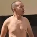 Hombre se desnuda frente al Palacio de Justicia de San Francisco de Macorís