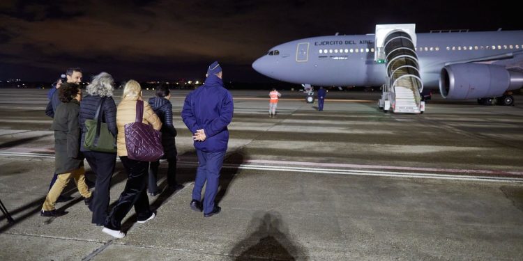 España confirma evacuación de su embajada en Irán en medio de la crisis