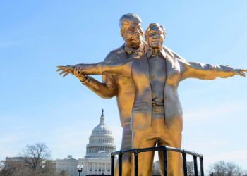 Instalan una estatua de Trump y Epstein entrelazados recreando una famosa película frente al Capitolio