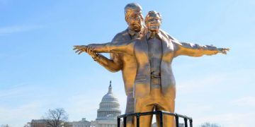 Instalan una estatua de Trump y Epstein entrelazados recreando una famosa película frente al Capitolio