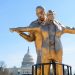 Instalan una estatua de Trump y Epstein entrelazados recreando una famosa película frente al Capitolio