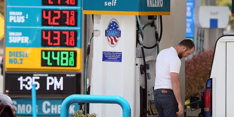 Galón de gasolina supera los 4 dólares en EE UU: su precio más alto desde 2022