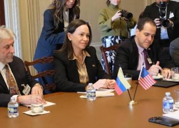 El regreso de María Corina: la prueba de fuego política para Delcy Rodríguez