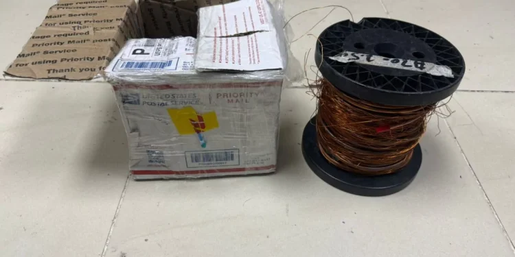 Incautan rollo de alambre lleno de un líquido presumiblemente cocaína