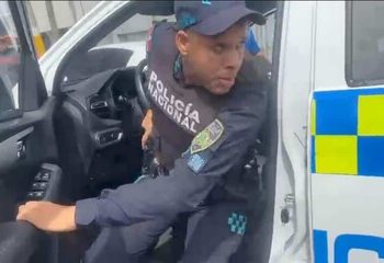 Suspenden agente que lanzó gas pimienta a periodistas en SDE