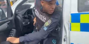 Suspenden agente que lanzó gas pimienta a periodistas en SDE