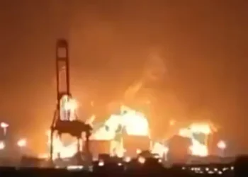 Irán ataca y prende fuego a una refinería en Qatar y a un depósito de combustible en Riad