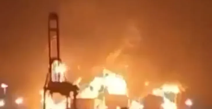 Irán ataca y prende fuego a una refinería en Qatar y a un depósito de combustible en Riad