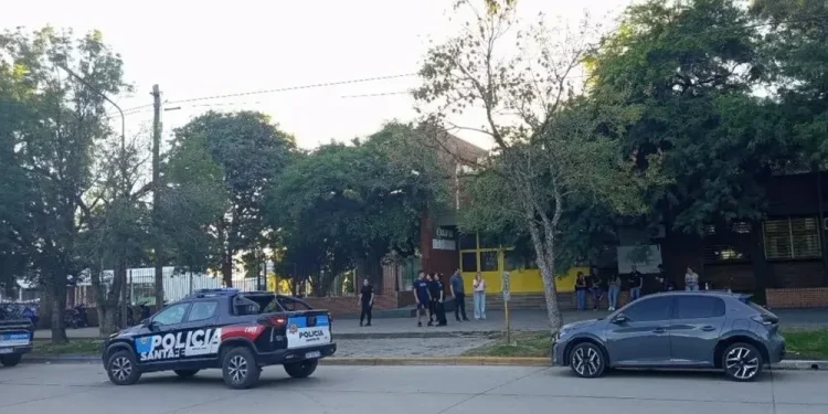 Un adolescente armado entra en una escuela y mata a tiros a un compañero en Argentina