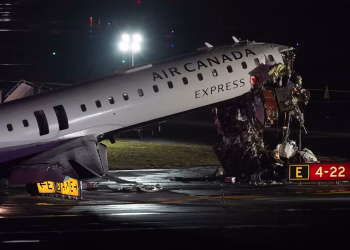 Dos muertos al chocar un avión con un camión de bomberos en un aeropuerto de Nueva York