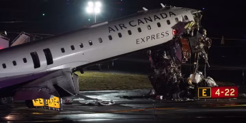 Dos muertos al chocar un avión con un camión de bomberos en un aeropuerto de Nueva York