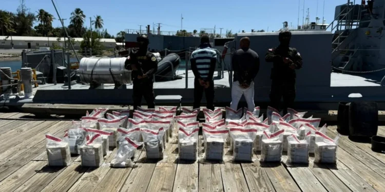 ¡Golpe al narco! Detienen dos personas e incautan 261 paquetes de supuesta cocaína en Baní