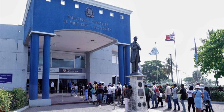 Migración establece procedimientos para renovación de permisos de trabajo temporales