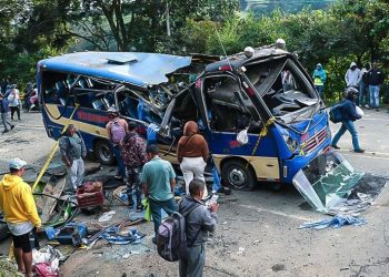 Sube a 20 el número de civiles muertos por ataque con explosivos en carretera de Colombia