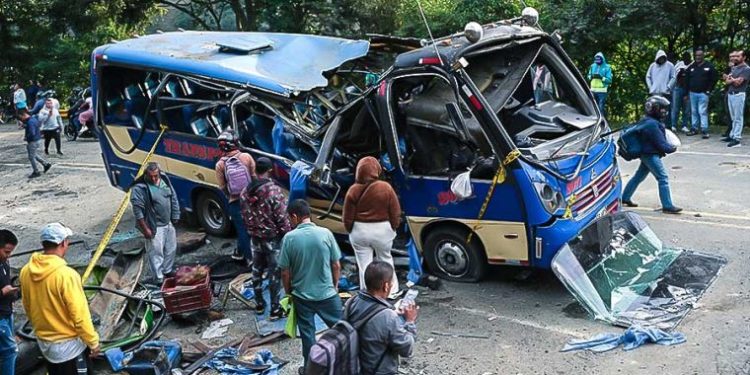 Sube a 20 el número de civiles muertos por ataque con explosivos en carretera de Colombia