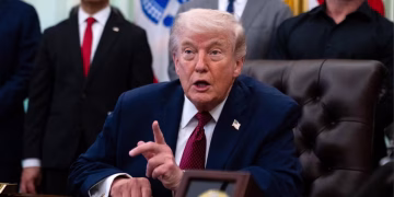 Trump extiende la tregua con Irán y afirma que está «colapsando financieramente»