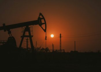 Los precios del petróleo suben, impulsados ​​por el tráfico aún lento a través del vital estrecho de Ormuz