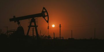 Los precios del petróleo suben, impulsados ​​por el tráfico aún lento a través del vital estrecho de Ormuz
