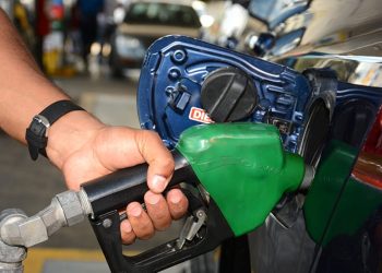 Gobierno congela precios de combustibles esenciales en Semana Santa