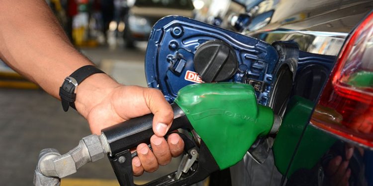 Gobierno congela precios de combustibles esenciales en Semana Santa