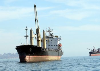 Tres buques petroleros cruzan el estrecho de Ormuz el primer día de bloqueo estadounidense