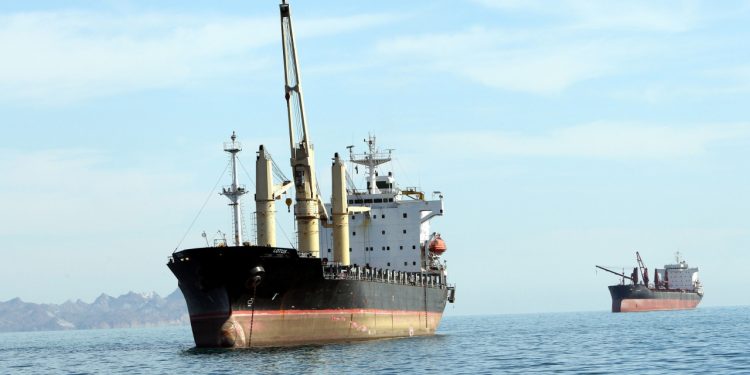 Tres buques petroleros cruzan el estrecho de Ormuz el primer día de bloqueo estadounidense