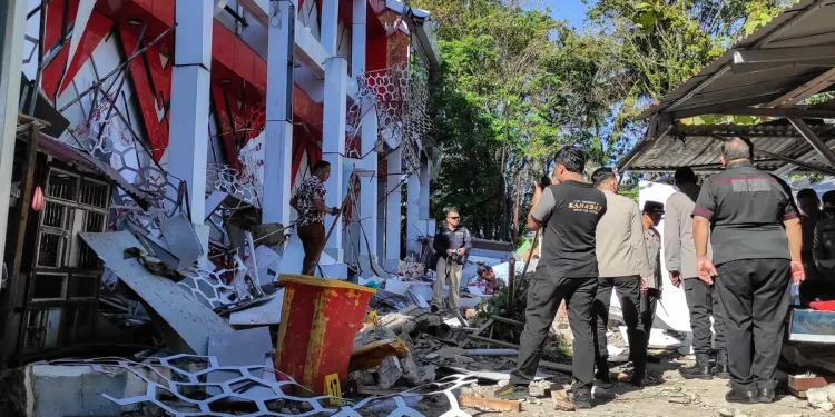 Terremoto de 7,4 en Indonesia deja al menos cinco personas fallecidas y activa alerta de tsunami