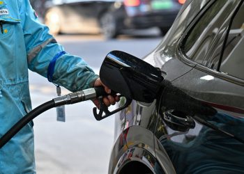 Gasolina supera los 4 dólares y marca nuevo récord en Estados Unidos