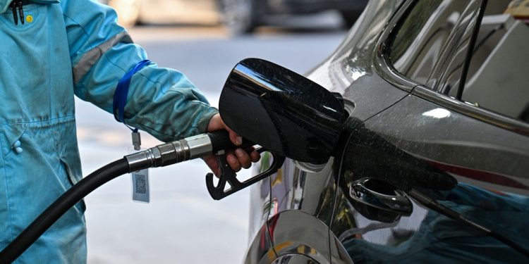 Gasolina supera los 4 dólares y marca nuevo récord en Estados Unidos