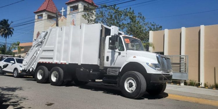 Gobierno revisará proceso de compras de camiones compactadores