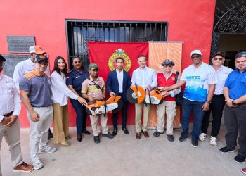 United Petroleum dona equipos de rescates a bomberos del corredor turístico del Este