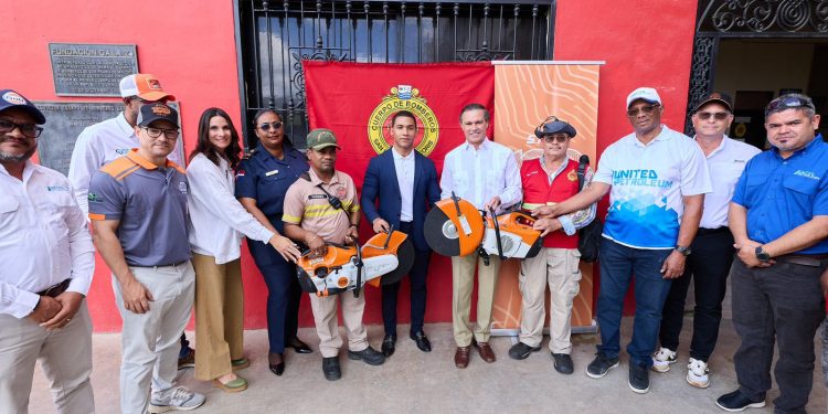 United Petroleum dona equipos de rescates a bomberos del corredor turístico del Este