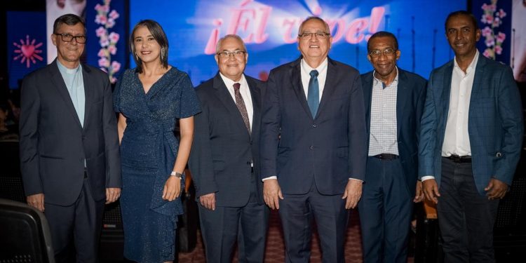 Más de 1,000 personas se unen en devocional musical interreligioso de Pascua organizado por La Iglesia de Jesucristo