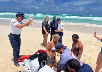 Turista pierde la vida tras ser arrastrado por las olas en Bávaro