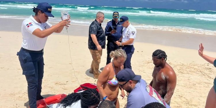 Turista pierde la vida tras ser arrastrado por las olas en Bávaro