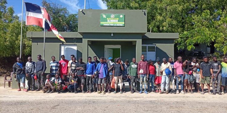 Ejército detiene a 33 haitianos en condición migratoria irregular que intentaban evadir un control militar en Dajabón