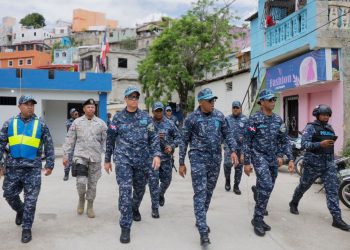 Director de la PN  refuerza seguridad y cercanía comunitaria con recorrido por Capotillo y Gualey