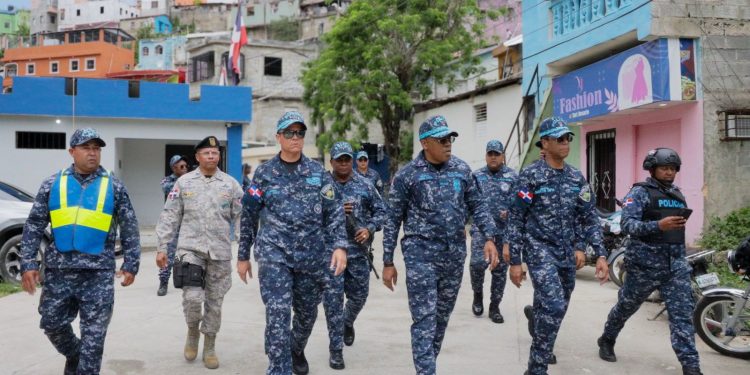Director de la PN refuerza seguridad y cercanía comunitaria con recorrido por Capotillo y Gualey