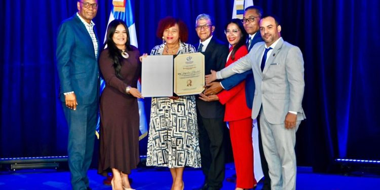 El CDP-DN reconoce a la periodista Jacqueline Morrobel