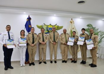 MIDE y UNADE reconocen residentes médicos ganadores del 1er. lugar en Congreso Internacional de Urología