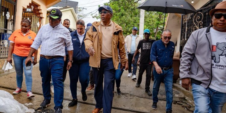 Director de DASAC encabeza recorrido por Los Alcarrizos y La Guáyiga tras daños provocados por inundaciones