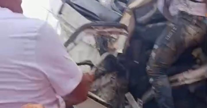 Camión cargado de cebolla se vuelca en carretera Casabito-Constanza; un herido