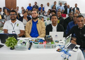 Regional 15 capacita a dinamizadores TIC en robótica educativa con Arduino