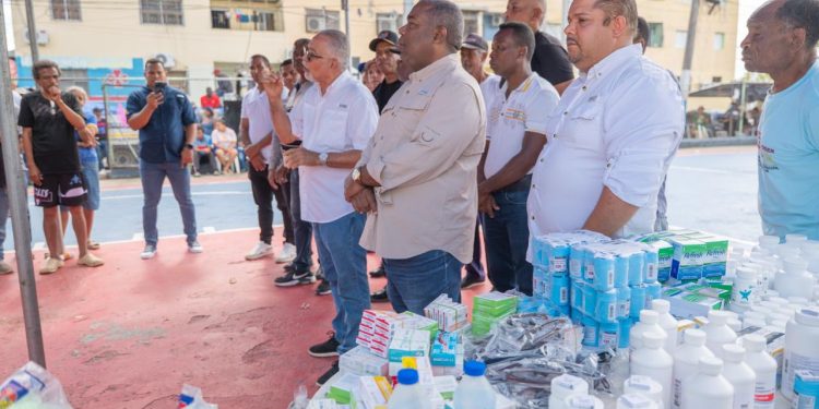 Tony Peña Guaba y la Fundación Doctor José Francisco Peña Gómez impactan cientos de familias con jornada social