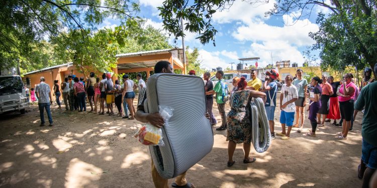 Voluntariado Banreservas asiste a familias afectadas por inundaciones en varias provincias