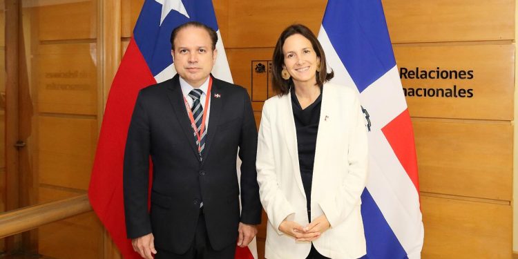 Viceministro Hugo Rivera agota agenda en Chile