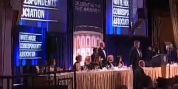 Momentos en que evacúan a Trump de la cena de corresponsales  tras escucharse disparos y arrestan a un tirador