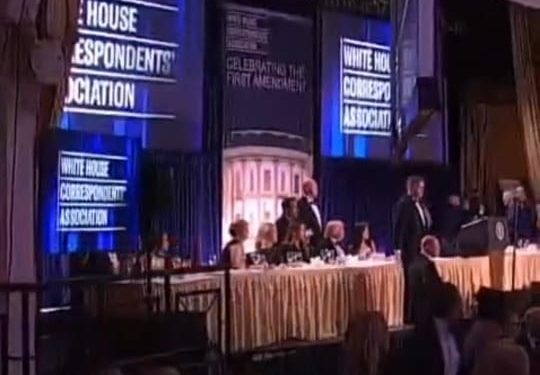 Momentos en que evacúan a Trump de la cena de corresponsales  tras escucharse disparos y arrestan a un tirador