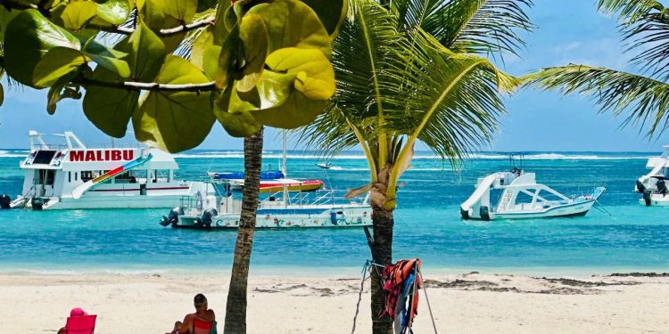Adompretur exhorta regular el caos marítimo en franja de bañistas en playa de Bávaro