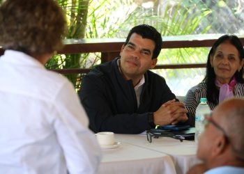 Wellington Arnaud valida con comunitarios servicio eficiente de agua potable